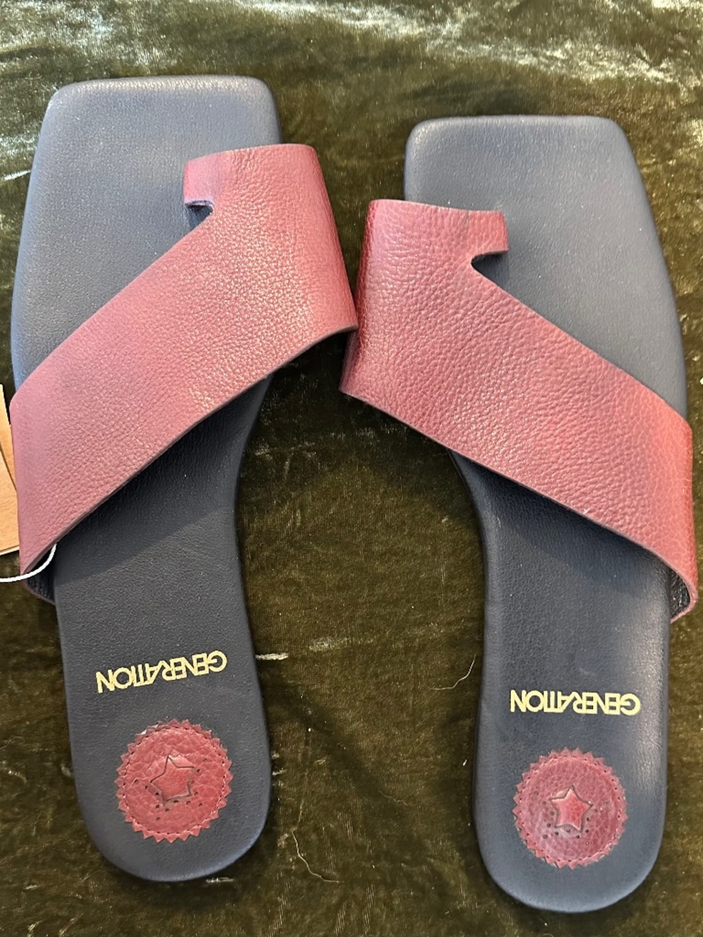 GENERATION ITALIAN LEATHER BORDOT TO-RING FLAT SANDALS. NWT